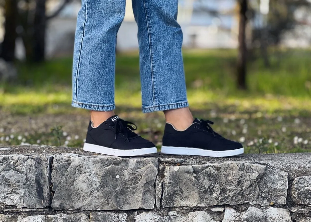 Seeker Women's Vegan Hemp Sneakers | Black & White